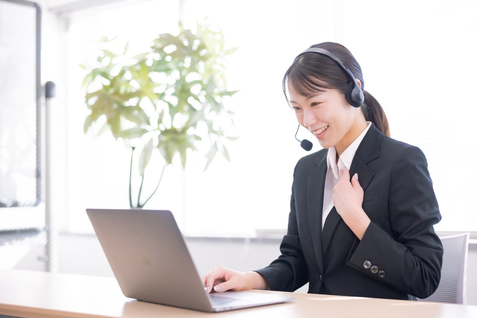 笑顔で電話サポートする女性スタッフ